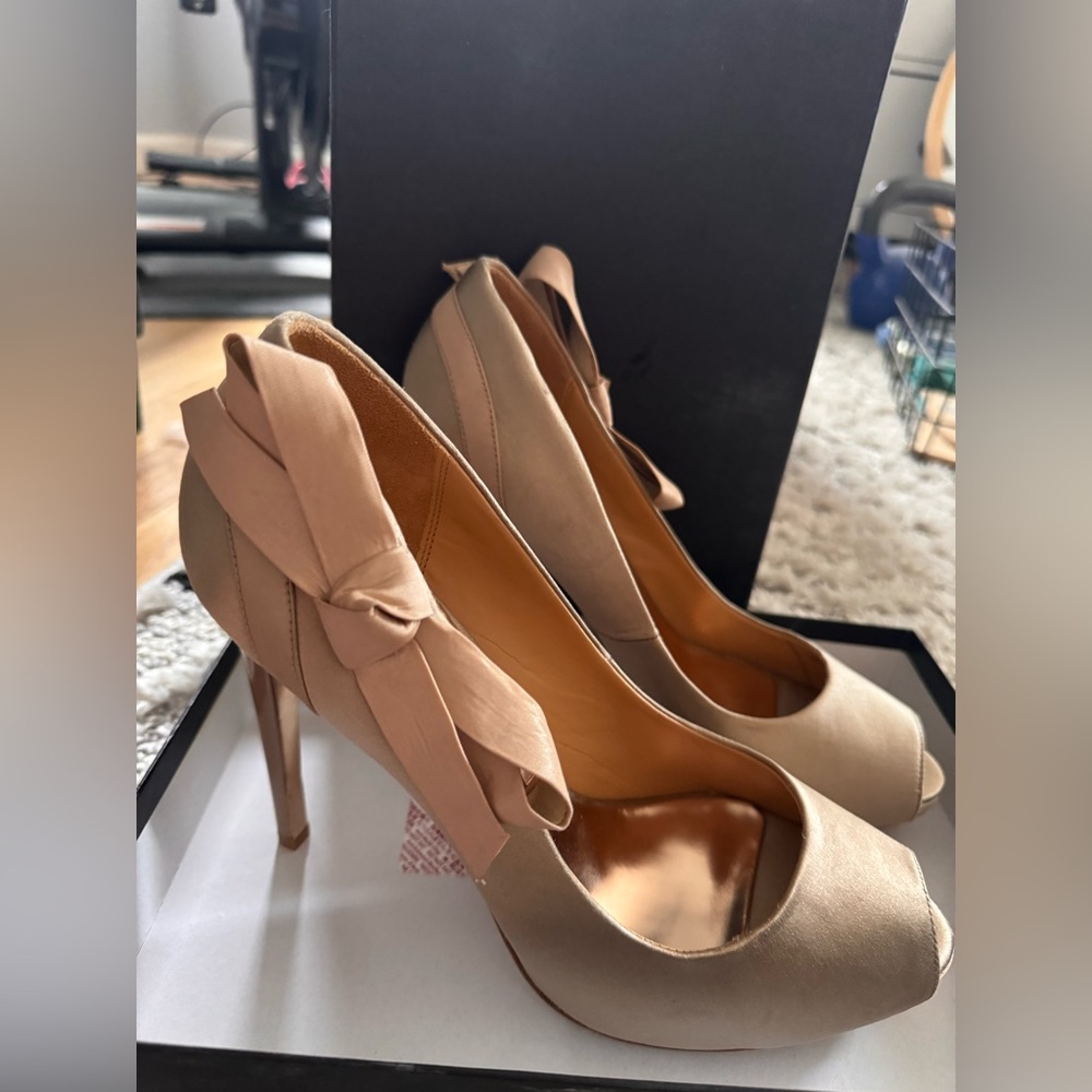 Badgley Mischka Nude Pump